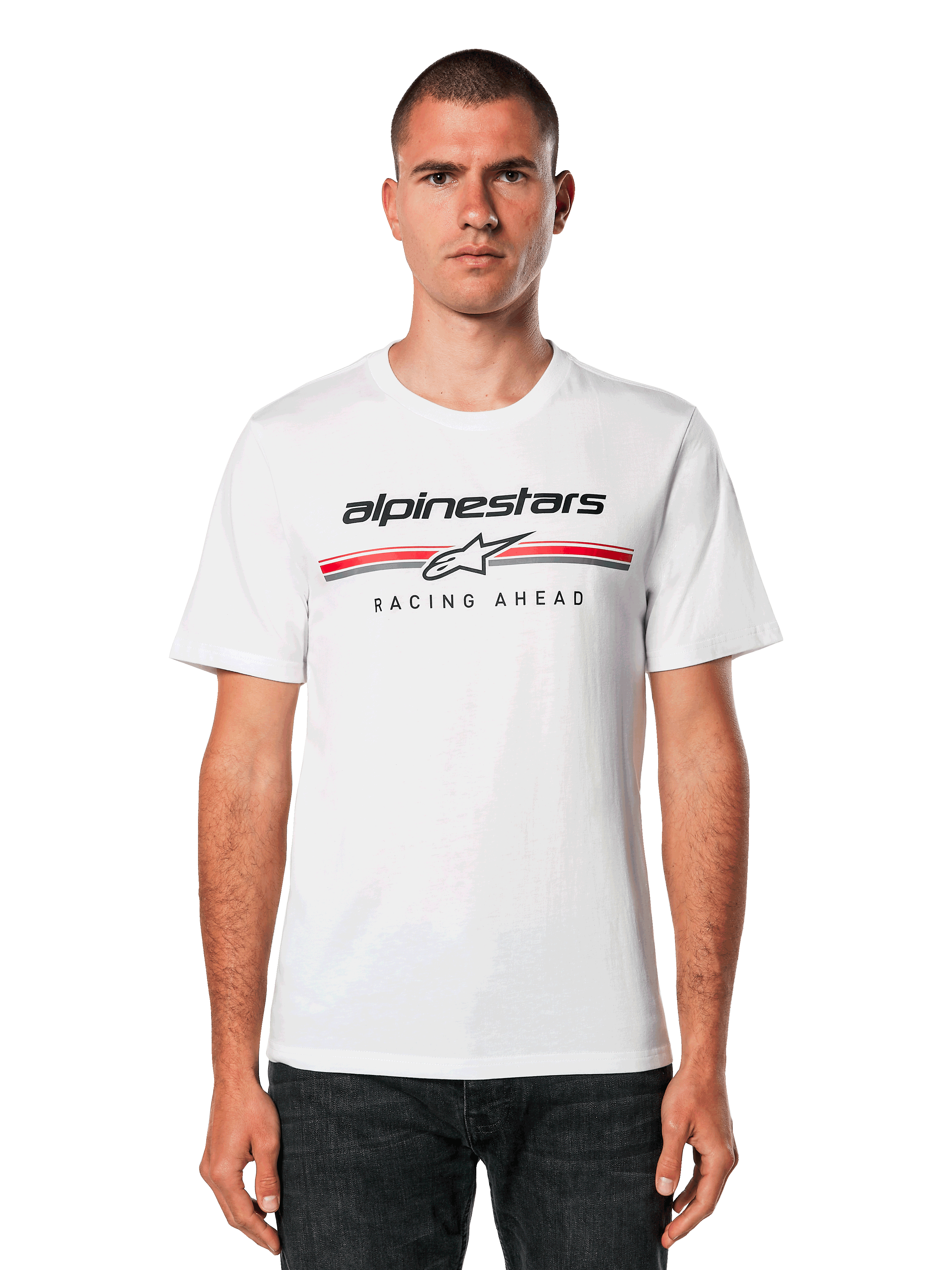 Alpinestars Betteryet CSF T-shirt, wit T-shirt met korte mouwen, voorzien van een zwart Alpinestars-logo en rode en grijze strepen met "Racing Ahead" graphic, gedragen door een man met een donkere jeans, casual motorsport streetwear