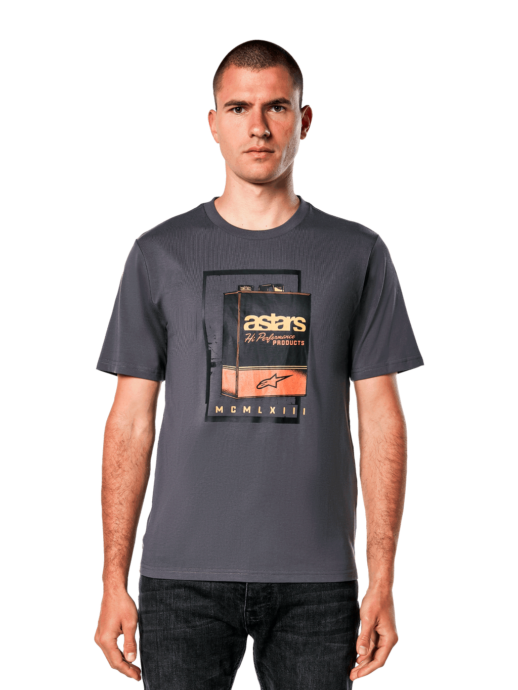 Alpinestars Galun CSF Tee, t-shirt à manches courtes gris anthracite, arborant un graphisme de bidon d'essence vintage avec marquage astars orange et blanc, streetwear décontracté d'inspiration sport automobile