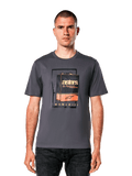 Alpinestars Galun CSF Tee, t-shirt à manches courtes gris anthracite, arborant un graphisme de bidon d'essence vintage avec marquage astars orange et blanc, streetwear décontracté d'inspiration sport automobile