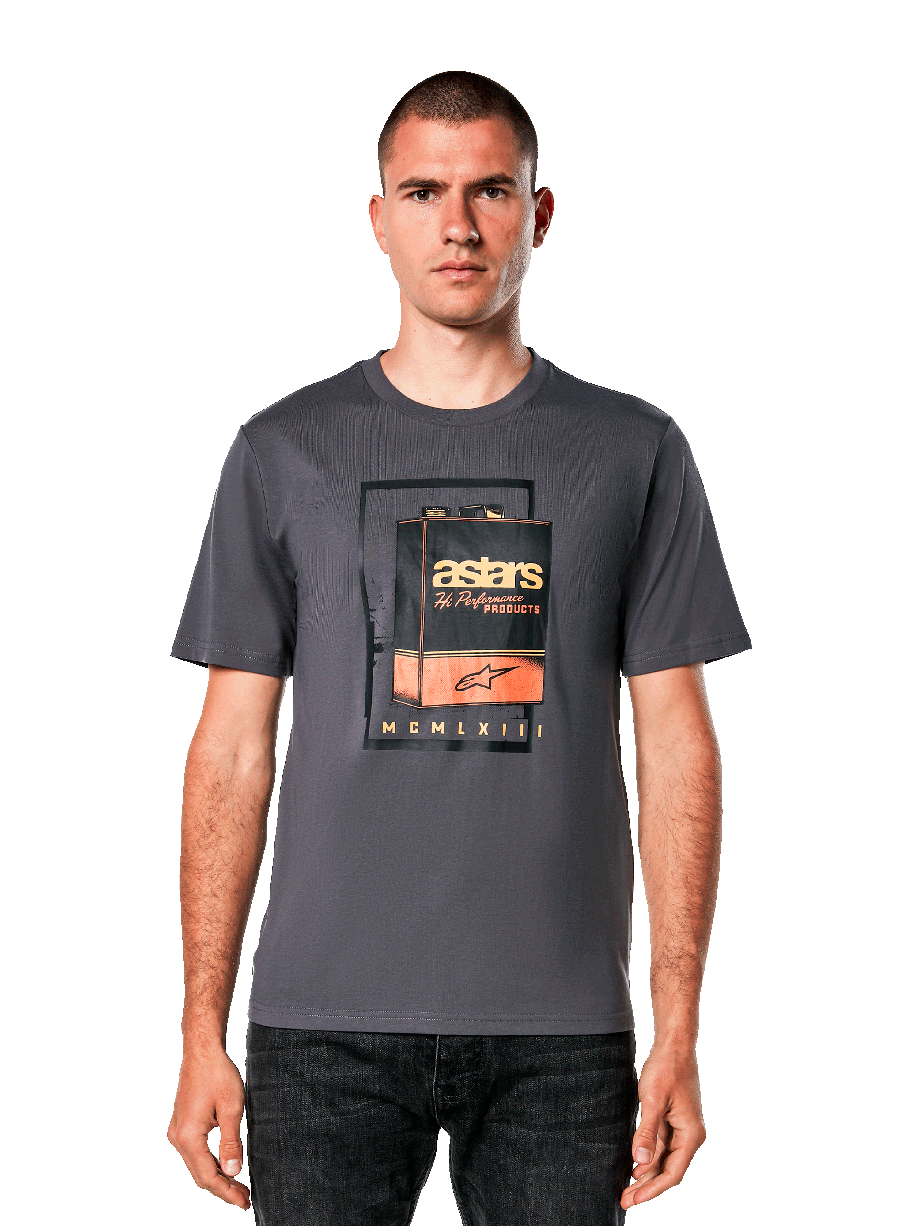 Alpinestars Galun CSF T-Shirt, dunkelgraues Kurzarm-T-Shirt mit einer Vintage-Benzinkanister-Grafik, orangefarbenem und weißem „astars“-Branding, lässige motorsport-inspirierte Streetwear