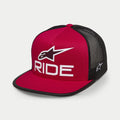 Alpinestars Ride 4.0 Trucker Hat, Rot und Schwarz, flacher Schirm mit strukturierter Krone, weißes 3D-gedrucktes Ride-Logo und Alpinestars A-Star auf der Vorderseite, schwarze Mesh-Rückseite mit weißer seitlicher Logo-Stickerei, lässiger Streetwear-Stil