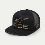 Alpinestars Ride 4.0 Camo Trucker Cap, Schwarz, Kappe im Trucker-Stil, RIDE-Logo und Stern mit Camouflage-Print auf der Vorderseite, schwarze Mesh-Rückseite, flacher Schirm, weiße seitliche Stickerei, lässige Motorsport-Kopfbedeckung