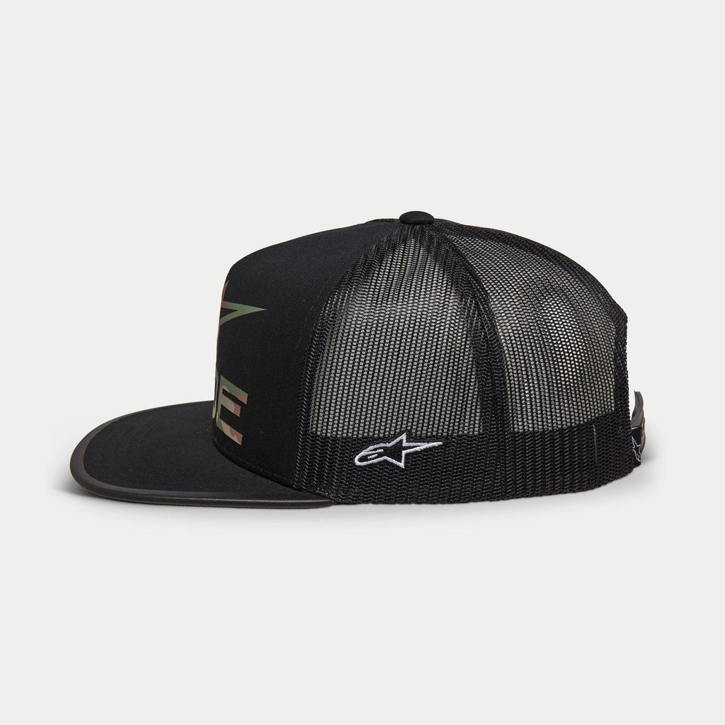 Alpinestars Ride 4.0 Camo Trucker Mütze, Schwarz, Seitenansicht, Twill-Vorderseite und Poly-Mesh-Rückseite, weißes gesticktes Logo an der Seite, flacher Schirm mit Camouflage-Druck-Kante, lässige vom Motorsport inspirierte Kopfbedeckung