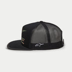 Alpinestars Ride 4.0 Camo Trucker Mütze, Schwarz, Seitenansicht, Twill-Vorderseite und Poly-Mesh-Rückseite, weißes gesticktes Logo an der Seite, flacher Schirm mit Camouflage-Druck-Kante, lässige vom Motorsport inspirierte Kopfbedeckung