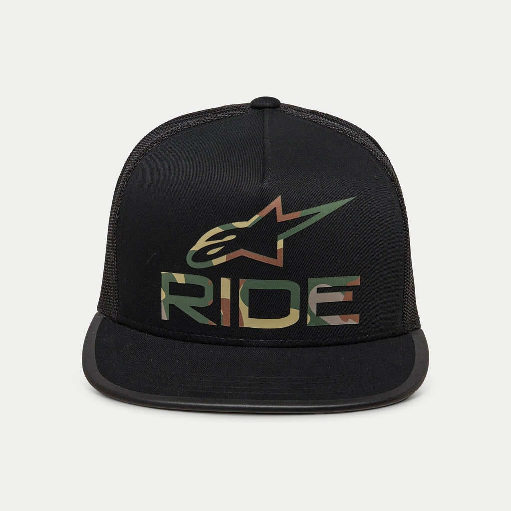 Alpinestars Ride 4.0 Camo Trucker Hat, schwarze Snapback-Kappe im Trucker-Stil, mit Logo im Tarnmuster und „RIDE“-Schriftzug auf einer strukturierten Krone, flacher Schirm, atmungsaktive schwarze Mesh-Rückseite, lässiges vom Motorsport inspiriertes Design