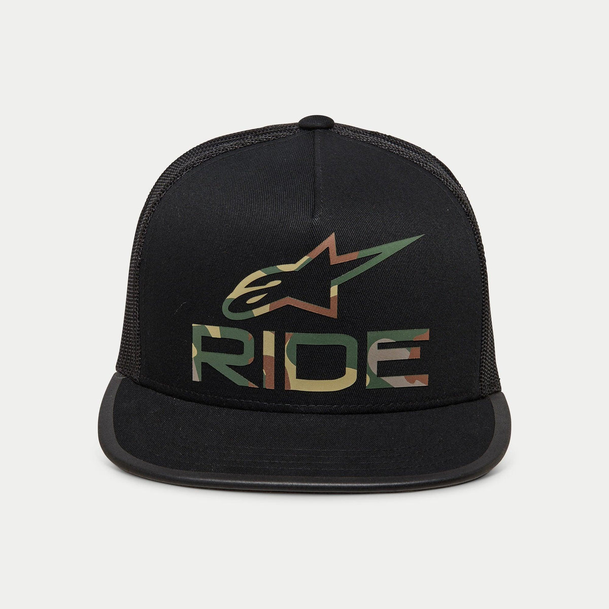 Alpinestars Ride 4.0 Camo Trucker Hat, schwarze Snapback-Kappe im Trucker-Stil, mit Logo im Tarnmuster und „RIDE“-Schriftzug auf einer strukturierten Krone, flacher Schirm, atmungsaktive schwarze Mesh-Rückseite, lässiges vom Motorsport inspiriertes Design