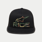 Alpinestars Ride 4.0 Camo Trucker Hat, schwarze Snapback-Kappe im Trucker-Stil, mit Logo im Tarnmuster und „RIDE“-Schriftzug auf einer strukturierten Krone, flacher Schirm, atmungsaktive schwarze Mesh-Rückseite, lässiges vom Motorsport inspiriertes Design