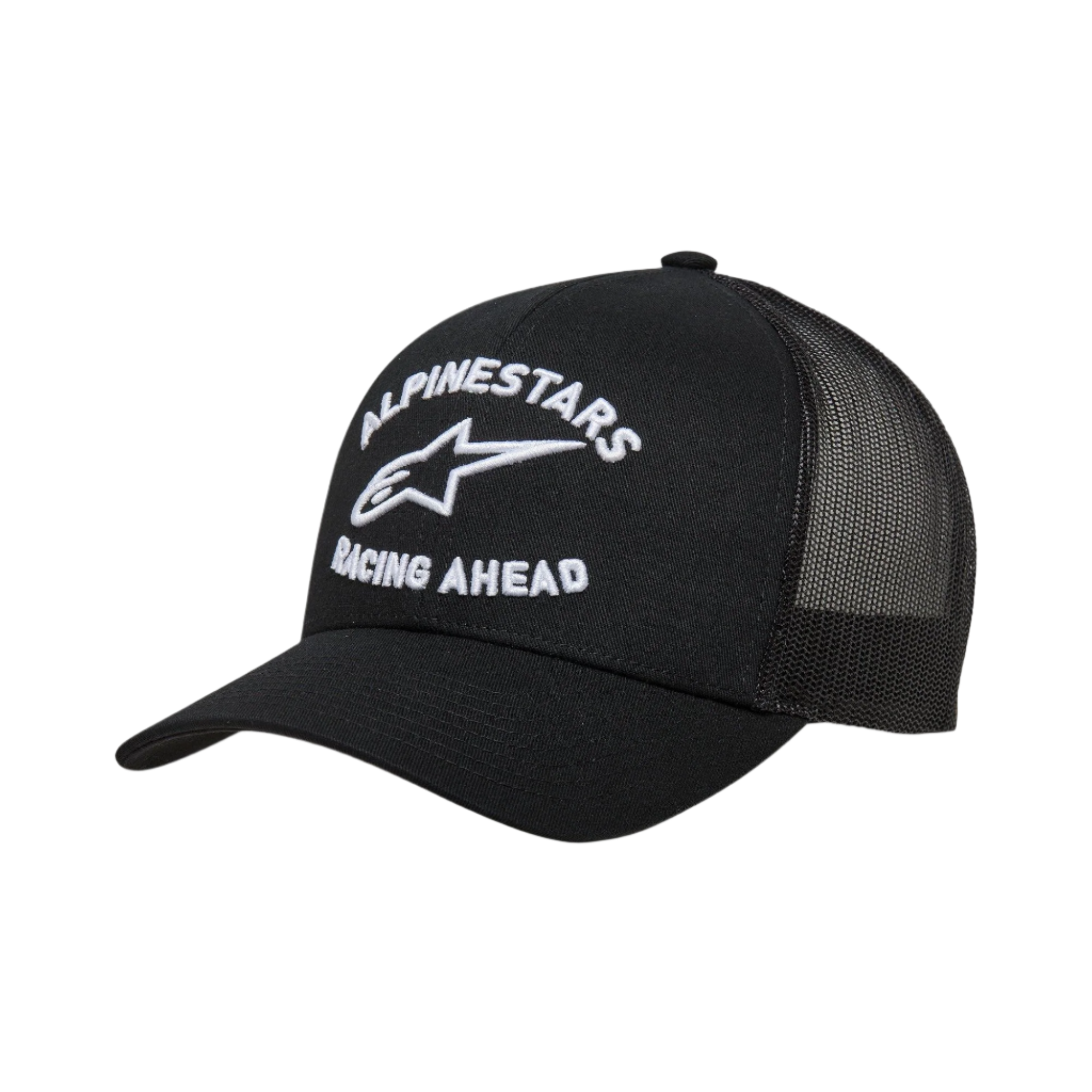 Alpinestars Triple Trucker pet, zwarte truckerpet met gebogen klep en mesh achterkant, wit 3D lock-up borduurwerk met 'Alpinestars Racing Ahead' en logo, casual motorsport-geïnspireerde hoofdbedekking