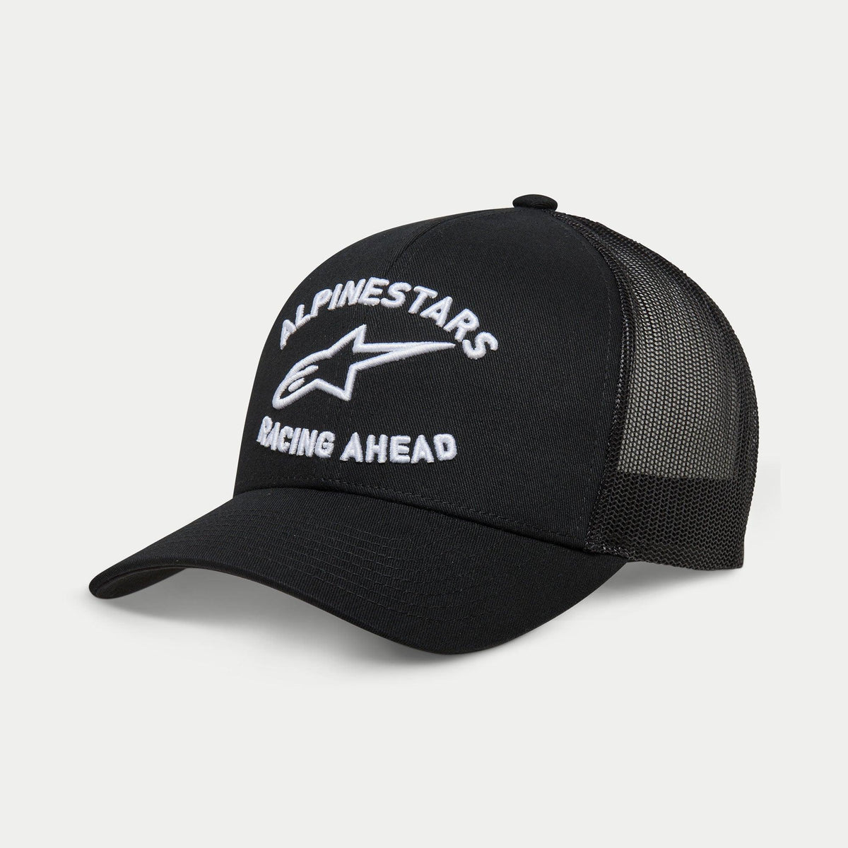 Alpinestars Triple Trucker Cap, schwarze Trucker-Mütze, gebogener Schirm, weiße 3D-Stickerei mit „ALPINESTARS“ und „RACING AHEAD“ Logo, Twill-Front und Mesh-Rückseite, lässige Motorsport-Bekleidung