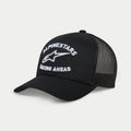 Alpinestars Triple Trucker pet, zwarte truckerpet, gebogen klep, wit 3D-borduurwerk met 'ALPINESTARS' en 'RACING AHEAD' logo, voorkant van twill en achterkant van mesh, casual motorsportkleding