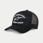 Alpinestars Triple Trucker pet, zwarte truckerpet, gebogen klep, wit 3D-borduurwerk met 'ALPINESTARS' en 'RACING AHEAD' logo, voorkant van twill en achterkant van mesh, casual motorsportkleding