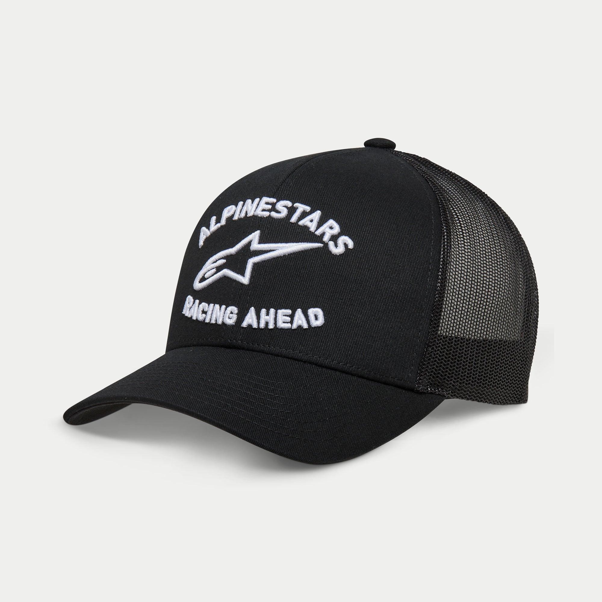 Alpinestars Triple Trucker pet, zwarte truckerpet, gebogen klep, wit 3D-borduurwerk met 'ALPINESTARS' en 'RACING AHEAD' logo, voorkant van twill en achterkant van mesh, casual motorsportkleding
