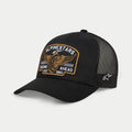 Casquette Trucker Alpinestars Heritage Patch, noire, couronne structurée avec visière courbée, grand patch brodé Heritage à l'avant avec roue ailée et « Racing Ahead Est. 1963 », panneaux arrière en maille noire avec logo étoile sur le côté, accessoire lifestyle motorsport décontracté