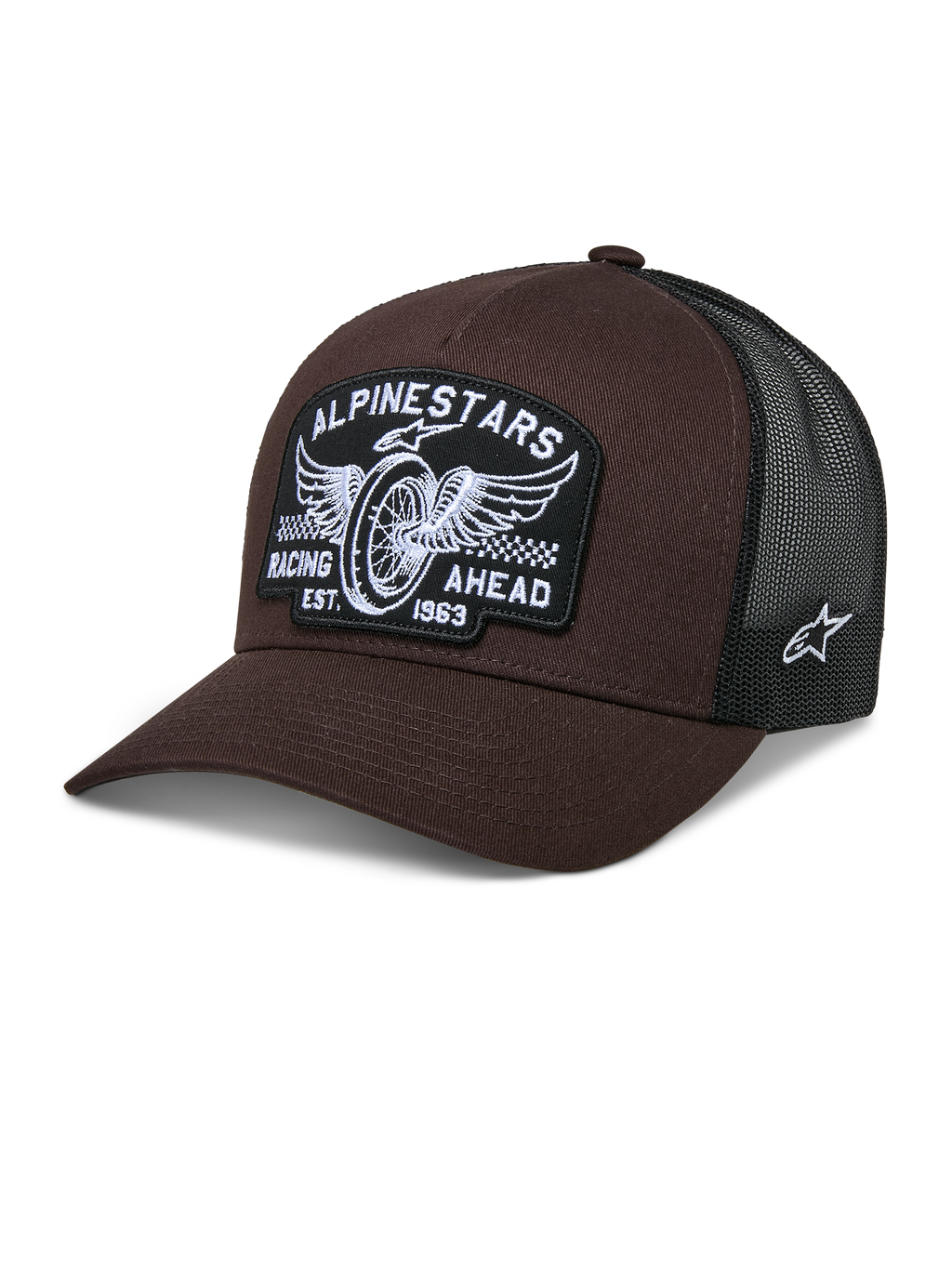 Casquette Trucker Alpinestars Heritage Patch, marron et noir, dotée d'un grand patch frontal avec broderie de roue ailée et texte 'RACING AHEAD EST. 1963', dos en mesh noir respirant, visière courbée, logo étoile blanc sur le côté, couvre-chef décontracté inspiré du sport automobile