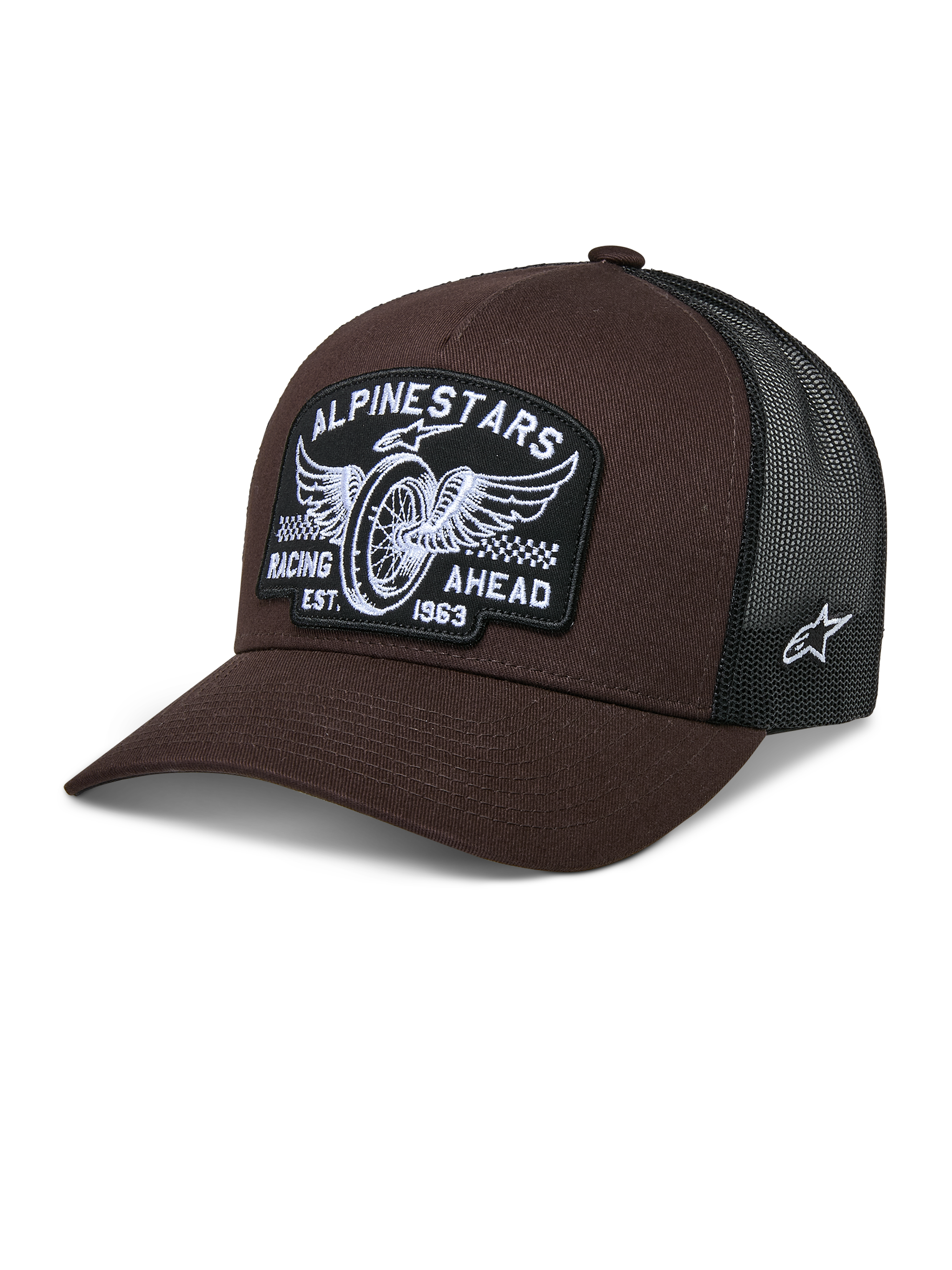 Casquette Trucker Alpinestars Heritage Patch, marron et noir, dotée d'un grand patch frontal avec broderie de roue ailée et texte 'RACING AHEAD EST. 1963', dos en mesh noir respirant, visière courbée, logo étoile blanc sur le côté, couvre-chef décontracté inspiré du sport automobile