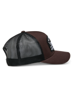 Casquette Trucker Alpinestars Heritage Patch, marron et noir, dotée d'une couronne structurée avec un grand écusson brodé, une visière courbée et un arrière en maille noire, design décontracté inspiré du sport automobile