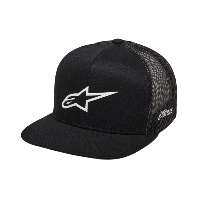 Alpinestars 3D Ageless Trucker pet, zwart met wit Alpinestars-logo, platte klep, gestructureerde kroon, zwarte mesh achterkant, casual op motorsport geïnspireerde sportkleding