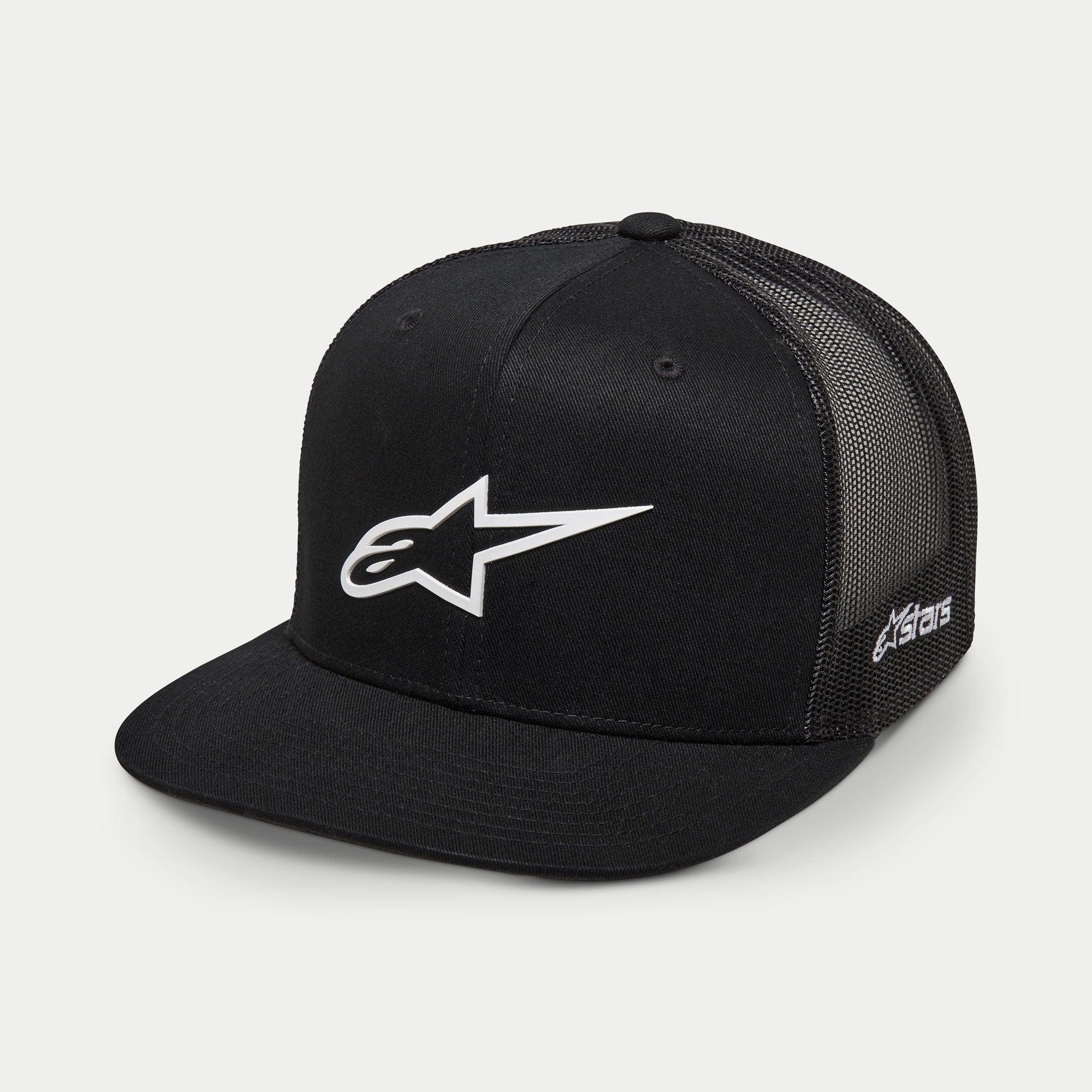 Alpinestars 3D Ageless Trucker pet, zwart en wit, gestructureerde kroon met platte klep en poly mesh achterkant, voorzien van een groot wit 3D geborduurd Ageless-logo op de voorkant en Astars-branding aan de zijkant, casual motorsport lifestyle pet