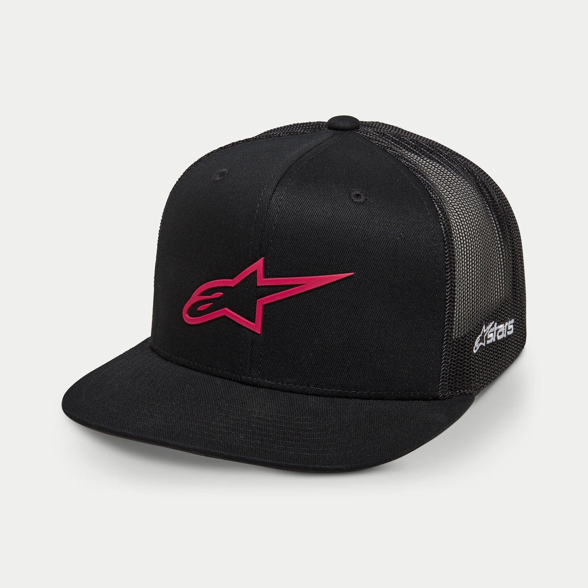 Alpinestars 3D Ageless Trucker-Mütze, Schwarz und Rot, mit einem rot bestickten Stern-Logo auf der Vorderseite, schwarzen Mesh-Einsätzen auf der Rückseite, flachem Schirm und weißer Seitenstickerei, lässige vom Motorsport inspirierte Kopfbedeckung