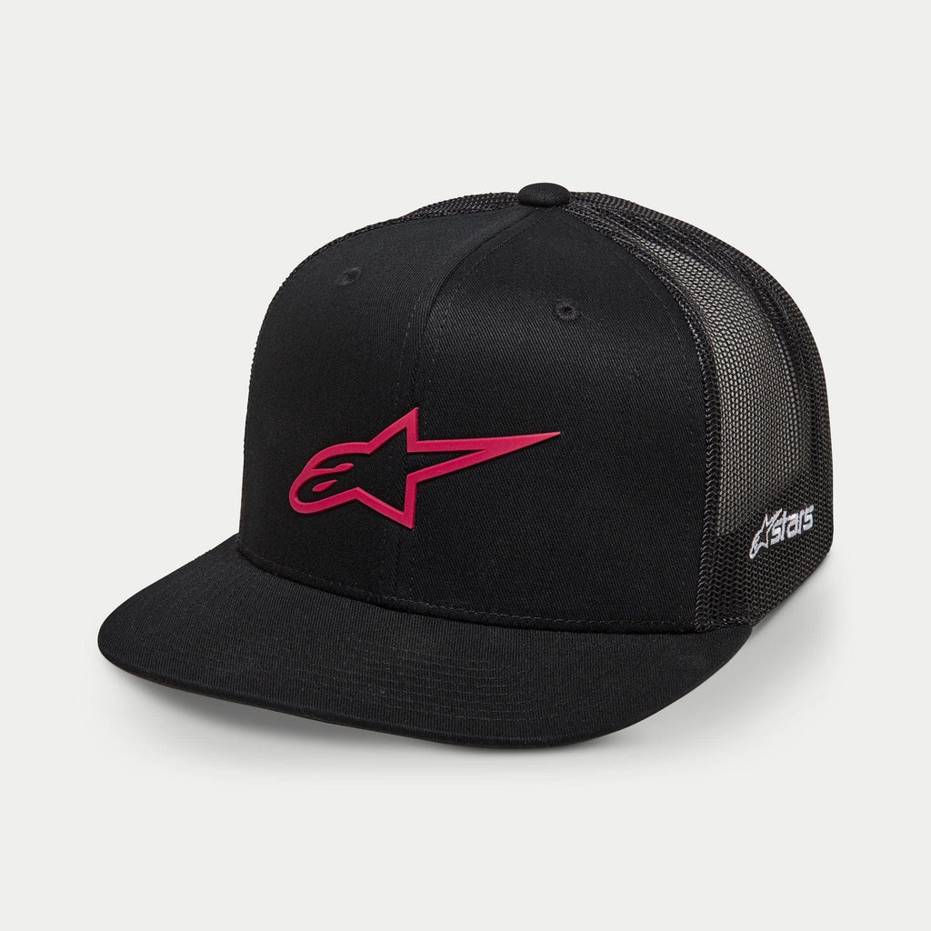Casquette Trucker Alpinestars 3D Ageless, noir et rouge, avec logo étoile brodé rouge sur le devant, panneaux arrière en maille noire, visière plate, broderie latérale blanche, accessoire décontracté inspiré des sports mécaniques