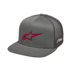 Casquette Trucker Alpinestars 3D Ageless, gris et rouge, visière plate avec couronne structurée, devant en sergé et arrière en maille, arborant un logo brodé 3D rouge vif sur le devant et un marquage blanc sur le côté, accessoire décontracté style motorsport