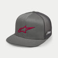 Casquette Trucker Alpinestars 3D Ageless, grise avec logo rouge, visière plate, couronne structurée, avant en sergé avec arrière en filet gris, logo brodé 3D rouge, couvre-chef décontracté inspiré du sport automobile