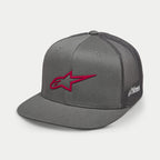 Casquette Trucker Alpinestars 3D Ageless, grise avec logo rouge, visière plate, couronne structurée, avant en sergé avec arrière en filet gris, logo brodé 3D rouge, couvre-chef décontracté inspiré du sport automobile