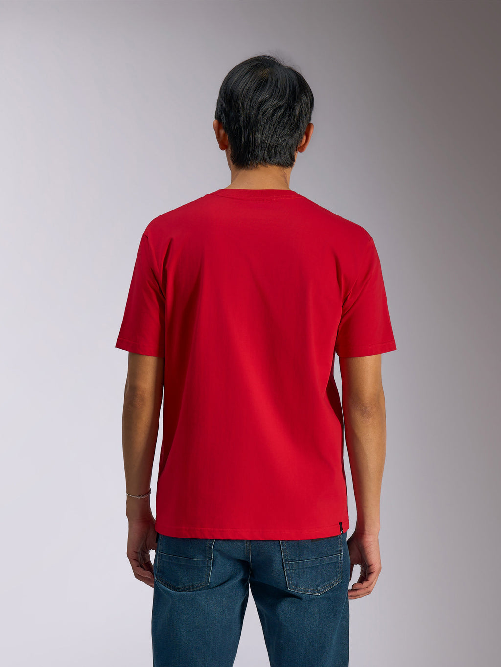 Alpinestars Ageless Shadow CSF Tee, achteraanzicht, T-shirt met korte mouwen, rood, casual motorsport streetwear, gedragen met een blauwe jeans