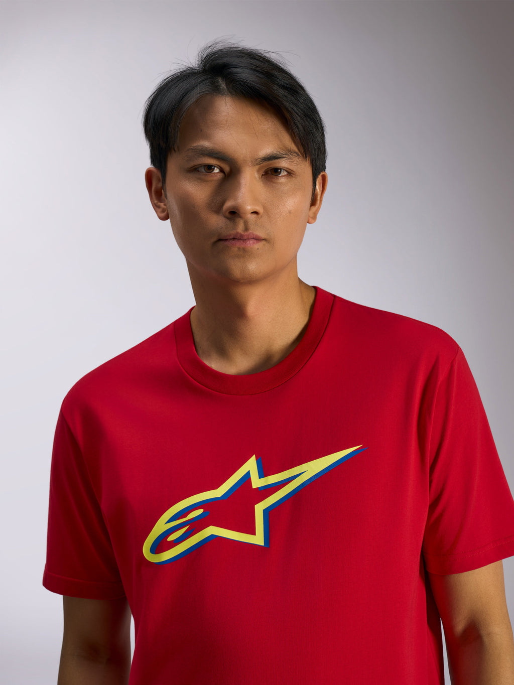 Alpinestars Ageless Shadow CSF Tee, rood T-shirt met korte mouwen, geel en blauw Ageless shadow-logo op de borst, casual sportswear