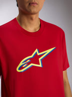 Alpinestars Ageless Shadow CSF Tee, t-shirt met korte mouwen, rood, gele en blauwe Ageless Shadow logo-grafiek, close-up op model, casual motorsport streetwear