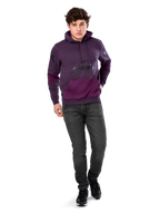 Alpinestars Perpetuate Hoodie, casual streetwear, paars gemêleerd fleece met donkerpaarse kleurvlakken op de kangoeroezak en mouwen, zwart logo op de borst, capuchon met trekkoord, gedragen door model met donkergrijze jeans en zwarte sneakers