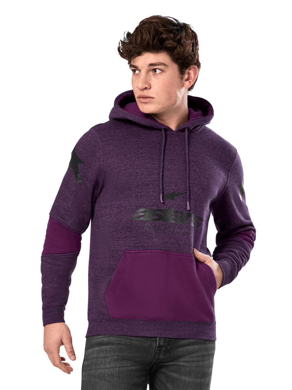 Alpinestars Perpetuate hoodie, paars gemêleerd en donkerpaars, fleece pullover voor heren, zwarte logo-graphics, kangoeroezak, casual motorsport-geïnspireerde streetwear, man draagt hoodie met donkere jeans