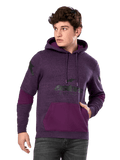 Alpinestars Perpetuate hoodie, paars gemêleerd en donkerpaars, fleece pullover voor heren, zwarte logo-graphics, kangoeroezak, casual motorsport-geïnspireerde streetwear, man draagt hoodie met donkere jeans