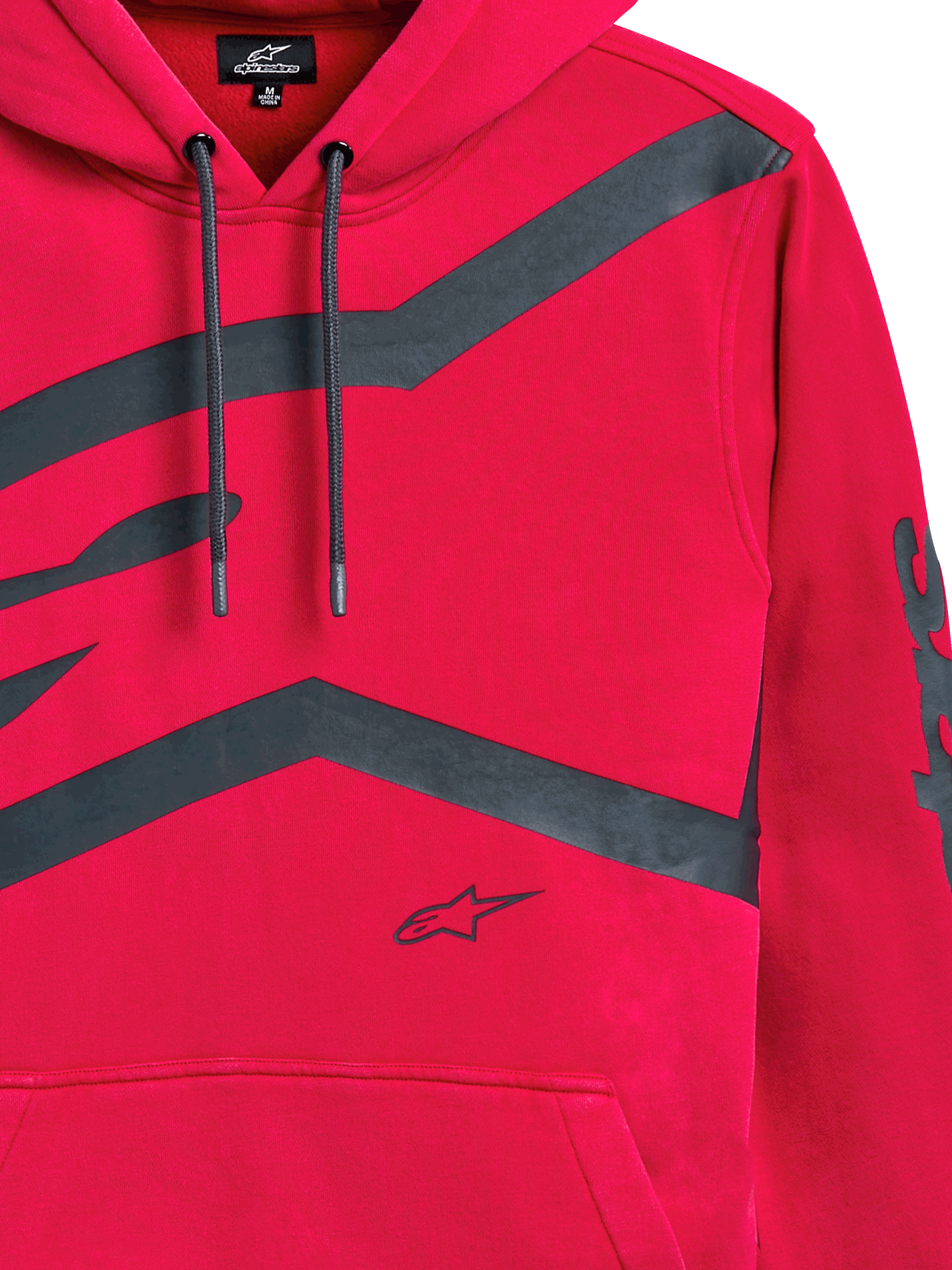 Alpinestars Unbound Hoodie, rood, close-up van de borst en mouw met grote donkergrijze grafische logo's, capuchon met trekkoorden, kangoeroezak, casual motorsport-geïnspireerde streetwear