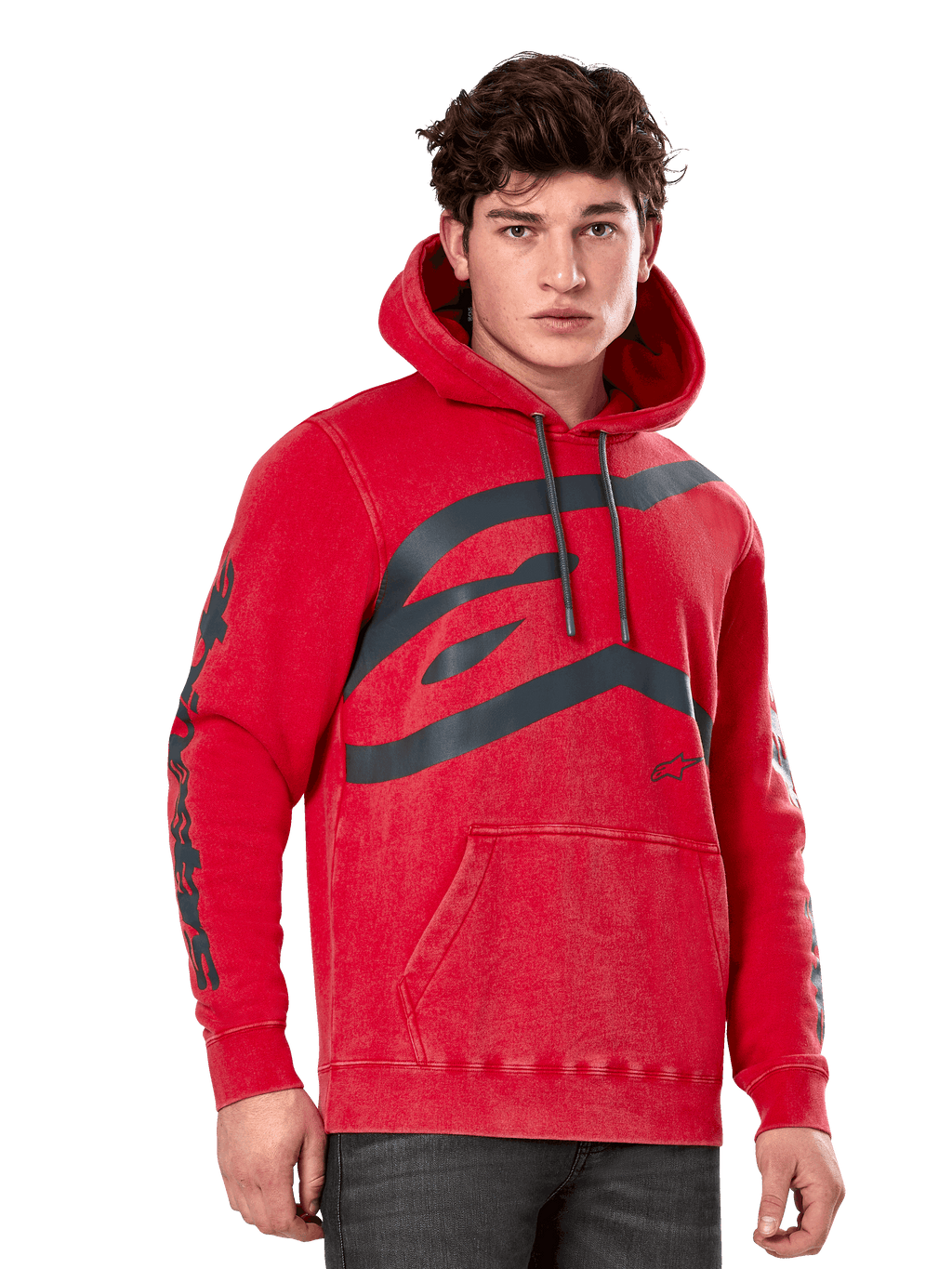 Alpinestars Unbound hoodie, pullover fleece hoodie, garment-dyed rood, groot grijs logo op de borst, Alpinestars-woordmerk op de mouwen, kangoeroezak en capuchon met trekkoord, casual motorsport-geïnspireerde streetwear
