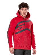 Alpinestars Unbound hoodie, pullover fleece hoodie, garment-dyed rood, groot grijs logo op de borst, Alpinestars-woordmerk op de mouwen, kangoeroezak en capuchon met trekkoord, casual motorsport-geïnspireerde streetwear