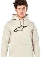 Alpinestars Insignia Hoodie, casual pullover sweatshirt, Off White met logo met carbonvezel-look op de borst, rode omtrek, capuchon met trekkoord en kangoeroezak, gedragen door model, op de motorsport geïnspireerd ontwerp