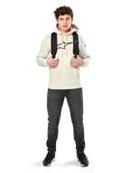 Alpinestars Insignia Hoodie, casual streetwear, Off White fleece pullover, logo met carbonlook en rode omtrek, capuchon met trekkoord, kangoeroezak, gedragen door model met zwarte rugzak en donkergrijze jeans