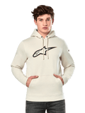 Alpinestars Insignia Hoodie, gebroken witte pullover fleece, mannelijk model draagt hoodie met groot Alpinestars-logo met carbonlook en rode omlijning op de borst, kangoeroezak, capuchon met trekkoord, casual motorsport-geïnspireerde streetwear