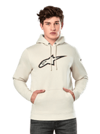 Alpinestars Insignia Hoodie, gebroken witte pullover fleece, mannelijk model draagt hoodie met groot Alpinestars-logo met carbonlook en rode omlijning op de borst, kangoeroezak, capuchon met trekkoord, casual motorsport-geïnspireerde streetwear
