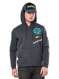 Alpinestars Variegate Hoodie, fleece hoodie met ritssluiting, gunmetal grijs met veelkleurige logo-graphics op de borst en mouwen, gedragen door model met bijpassende pet, casual streetwear met kangoeroezakken en een rits over de gehele lengte