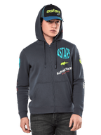 Alpinestars Variegate Hoodie, fleece hoodie met ritssluiting, gunmetal grijs met veelkleurige logo-graphics op de borst en mouwen, gedragen door model met bijpassende pet, casual streetwear met kangoeroezakken en een rits over de gehele lengte