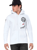 Alpinestars Variegate hoodie, witte ritshoodie met zwarte en rode ASTARS racing graphics, gedragen door een model met een zwarte pet en donkere jeans, casual motorsport streetwear met kangoeroezak en capuchon met trekkoord
