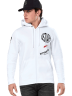 Alpinestars Variegate hoodie, witte ritshoodie met zwarte en rode ASTARS racing graphics, gedragen door een model met een zwarte pet en donkere jeans, casual motorsport streetwear met kangoeroezak en capuchon met trekkoord