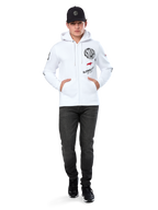 Alpinestars Variegate Hoodie, witte fleece hoodie met ritssluiting, artwork met meerdere logo's met 'ASTARS' en rood sterlogo op de borst, grafische details op de mouwen, gedragen door model met zwarte pet en zwarte jeans, casual motorsport streetwear