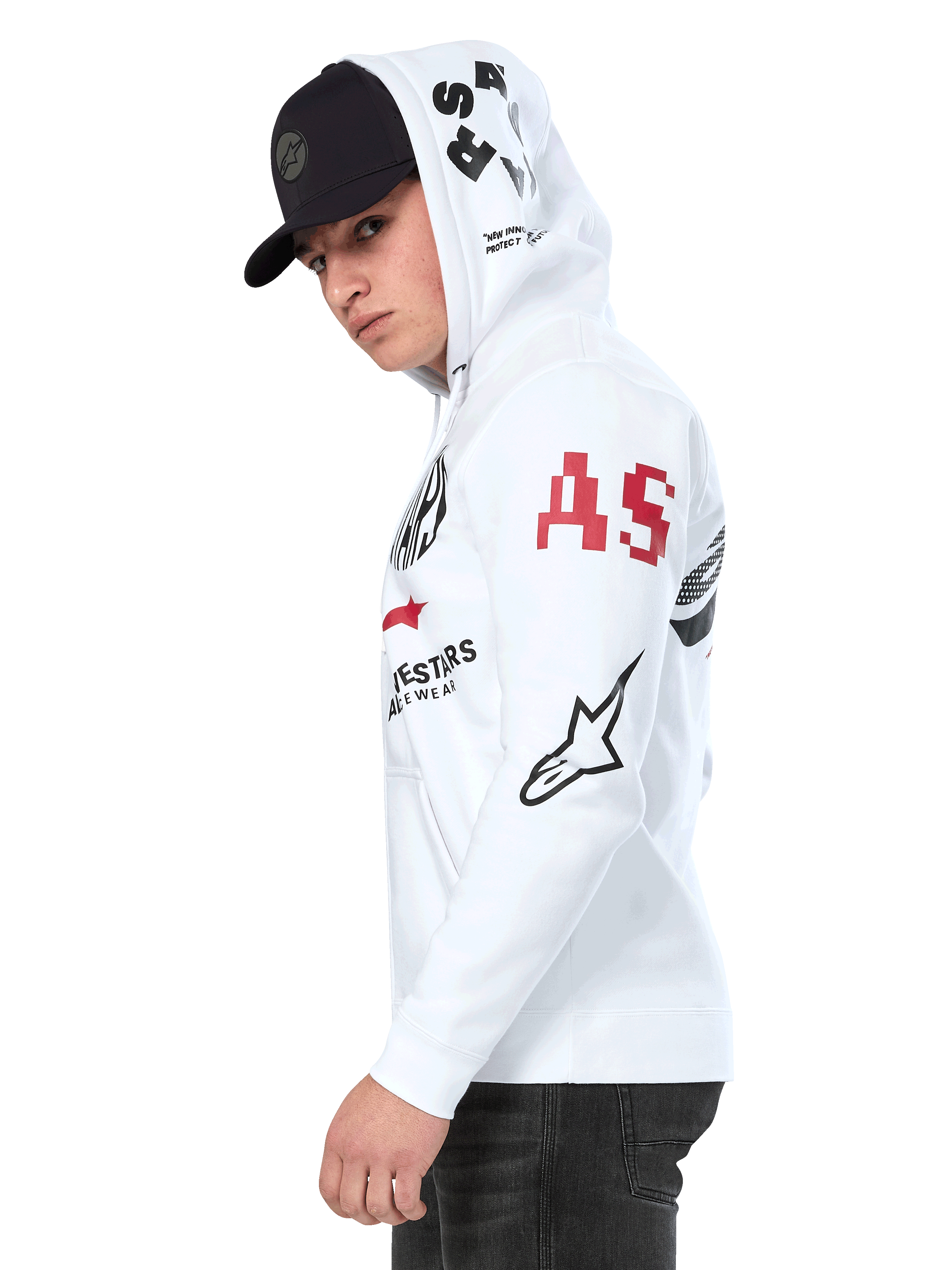 Alpinestars Variegate Hoodie, witte fleece hoodie met ritssluiting aan de voorkant, artwork met meerdere logo's op de mouwen en capuchon met rode 'AS'-belettering en zwart sterlogo, gedragen door een man met een zwarte pet, casual motorsport streetwear