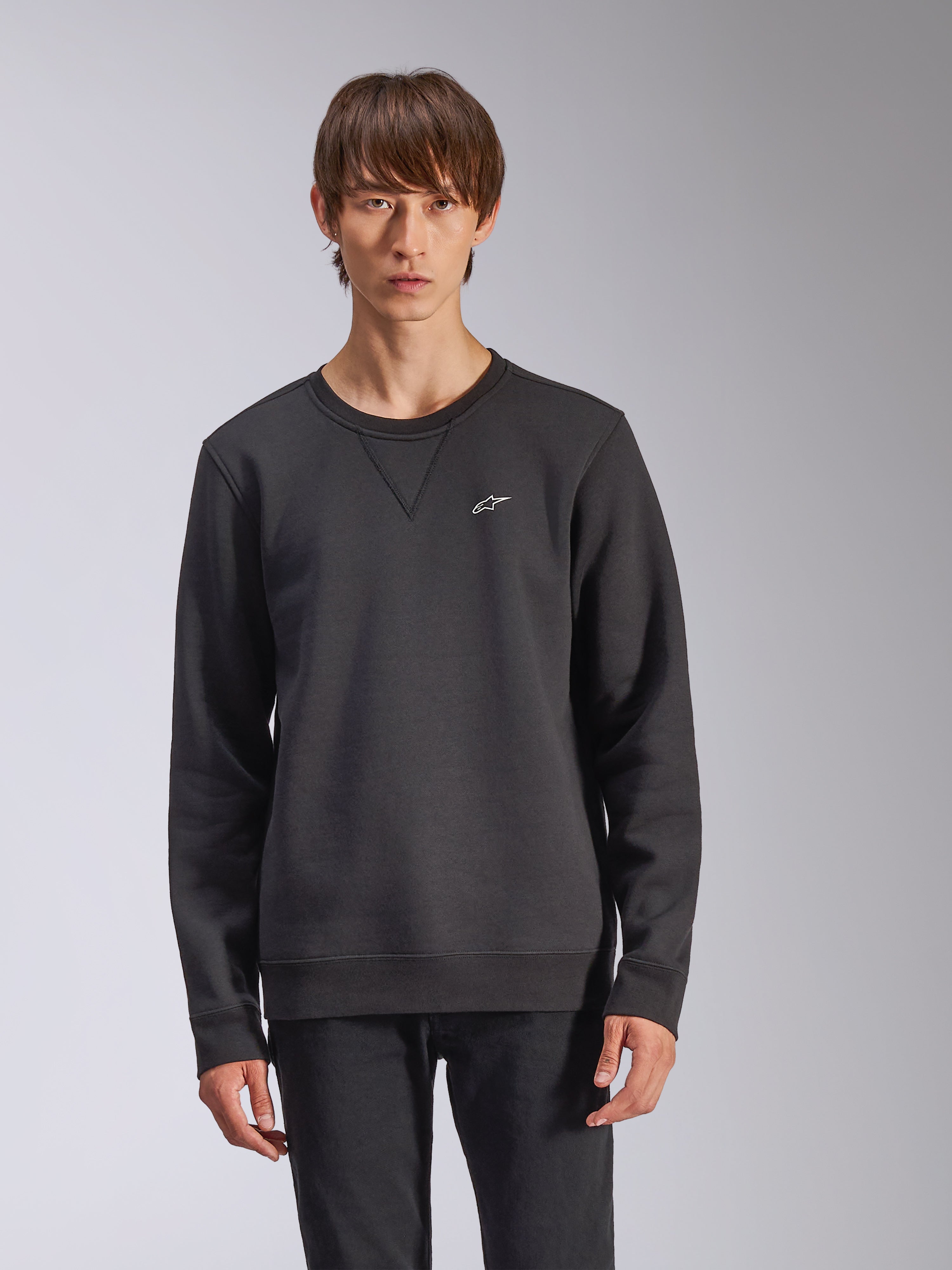 Alpinestars Positive Crew sweatshirt, zwart, met een klein wit Alpinestars sterlogo op de borst, V-stiksel detail bij de ronde hals, geribbelde manchetten en zoom, casual motorsport-geïnspireerde streetwear