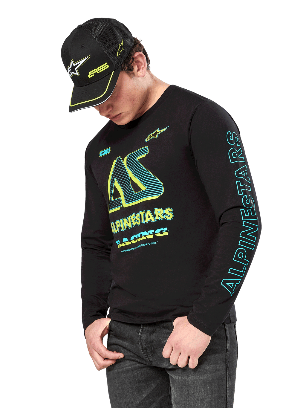 Alpinestars Ayess CSF longsleeve shirt, zwart shirt met lange mouwen met neongele en cyaan graphics, groot AS-logo op de borst en verticale Alpinestars-branding op de mouw, gedragen door een model met een bijpassende zwarte pet en donkere jeans, casual motorsport lifestyle kleding