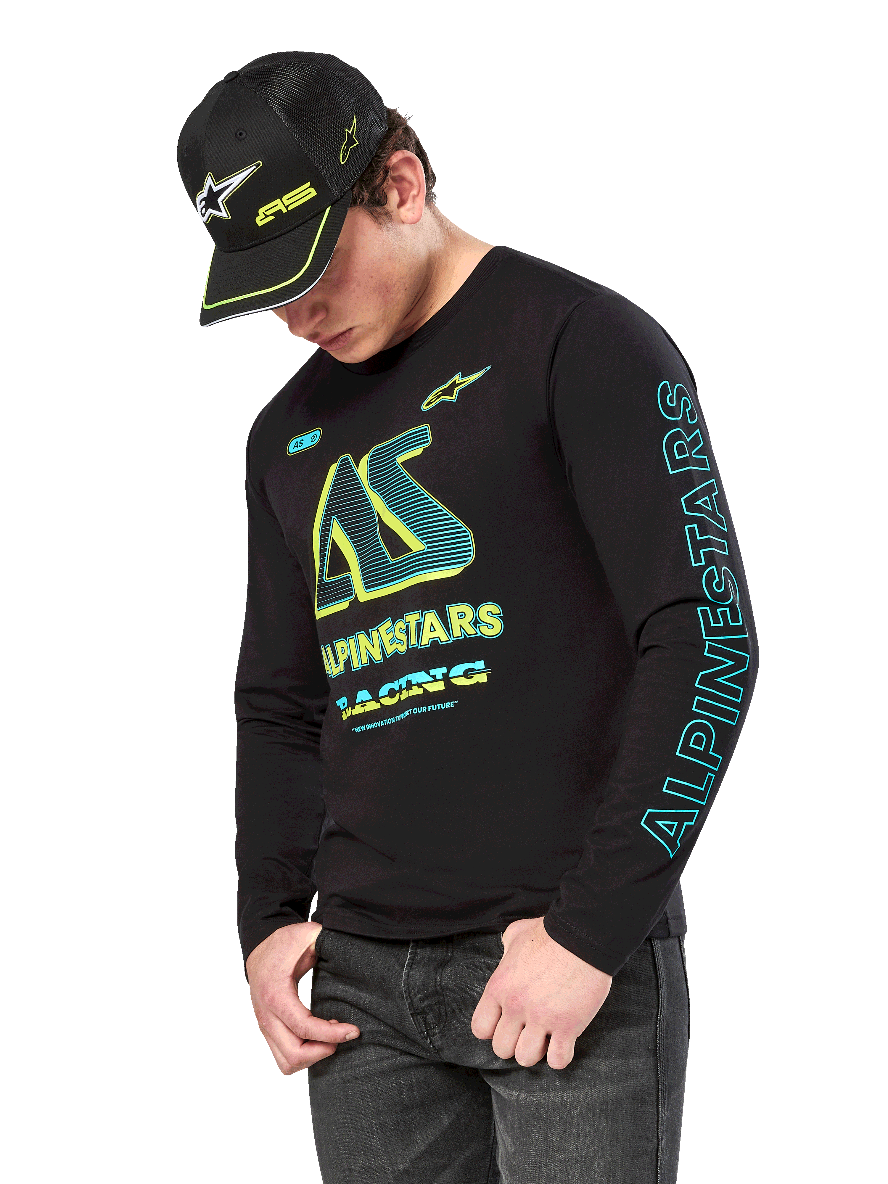 Alpinestars Ayess CSF longsleeve shirt, zwart shirt met lange mouwen met neongele en cyaan graphics, groot AS-logo op de borst en verticale Alpinestars-branding op de mouw, gedragen door een model met een bijpassende zwarte pet en donkere jeans, casual motorsport lifestyle kleding