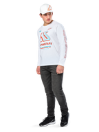 Alpinestars Ayess CSF Tee, T-shirt met lange mouwen, wit, met grote blauwe en rode CSF racing graphics op de borst en rode Alpinestars-branding op de mouw, gedragen met een donkere jeans en een witte Alpinestars pet, casual motorsport streetwear